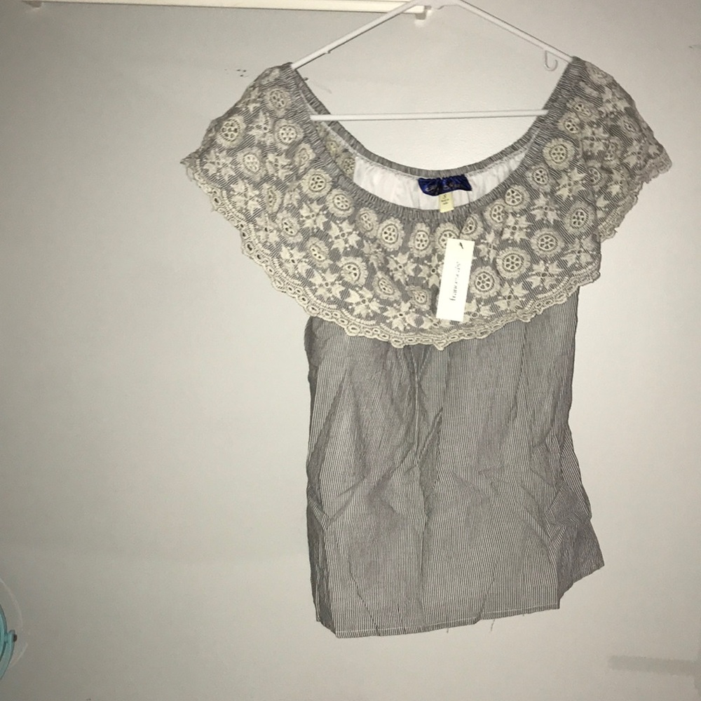 NWT Off the shoulder Francesca’s top